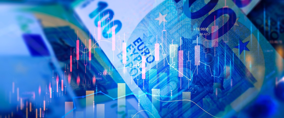 100 Euro Scheine im Hintergrund, davor ein angedeuteter Aktienkurs