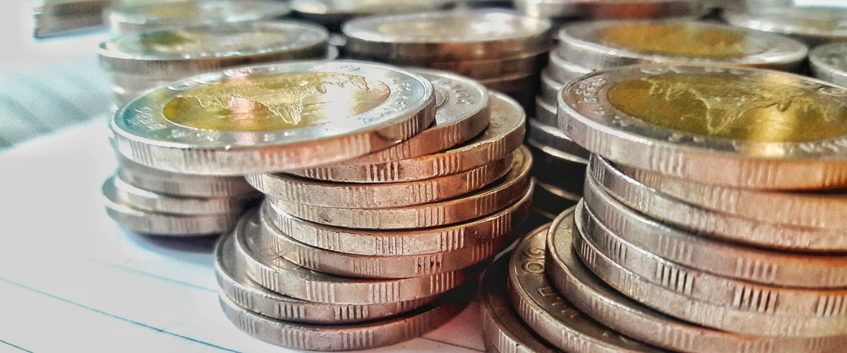 Bild zeigt gestapelte 2Euro Münzen verlinkt auf den Blogbeitrag Fest- und Tagesgelder sind wieder attraktiv