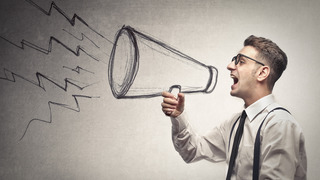 Mann mit Megaphone