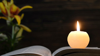Kerze auf Buch