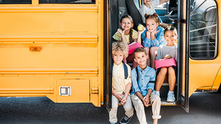 Schulbus mit Kindern