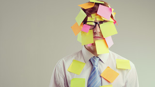 Mann mit Post-its